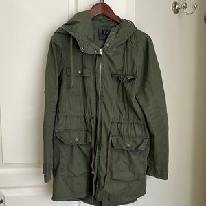 Lightweight long green jacket with drawstring waist